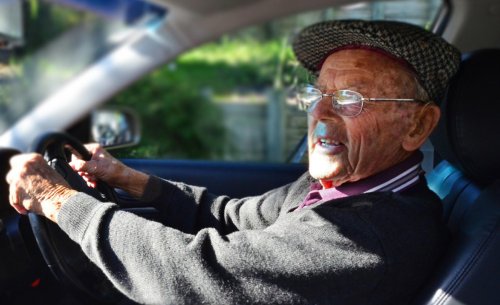 ¿Hay una edad límite para conducir en España? Lo que la DGT exige a los mayores de 65