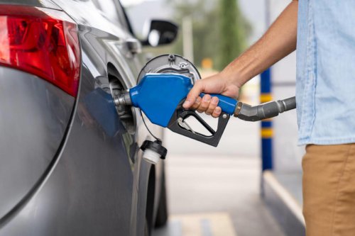 La gasolina que promete ahorrar hasta cinco céntimos por litro llega a Europa, pero no todos deberían usarla