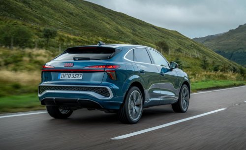 ¿Por qué algunos coches tienen en el techo una aleta de tiburón y otros no?: esta es su función y probablemente la desconocías