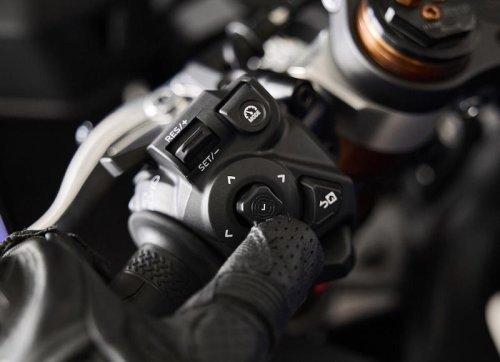ヤマハが新型バイク「YZF-R9 ABS」を発売 - スーパースポーツなのに親しみやすい?