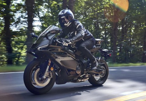 ヤマハが新型バイク「YZF-R9 ABS」を発売 - スーパースポーツなのに親しみやすい?