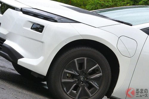 スバル「新型SUV」公開！ 斬新デザインに「光る六連星エンブレム」＆“SUBARU”ロゴ採用！ 「出力1.5倍」に大幅パワーアップの“四駆モデル”も！ 大幅進化の「新型ソルテラ 日本仕様」とは？