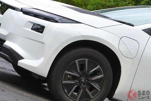 スバル「新型SUV」公開！ 斬新デザインに「光る六連星エンブレム」＆“SUBARU”ロゴ採用！ 「出力1.5倍」に大幅パワーアップの“四駆モデル”も！ 大幅進化の「新型ソルテラ 日本仕様」とは？
