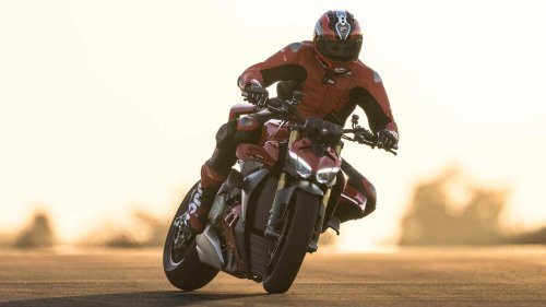 The naked bike that embarrasses liter sports bikes on real roads