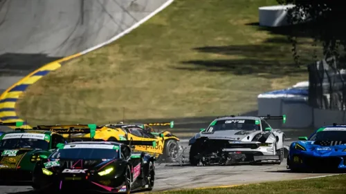 車の事故、フェラーリとランボルギーニが大破：写真