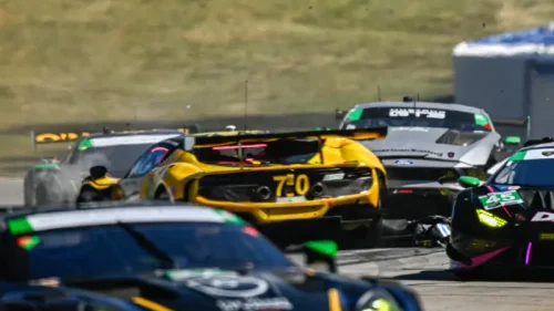 車の事故、フェラーリとランボルギーニが大破：写真