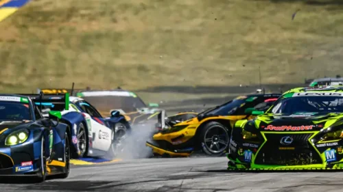 車の事故、フェラーリとランボルギーニが大破：写真