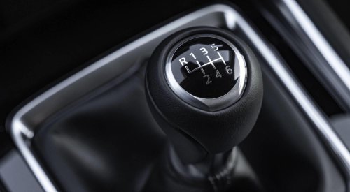 ¿Cambias de marcha cuando el coche te lo dice? El error que muchos conductores cometen