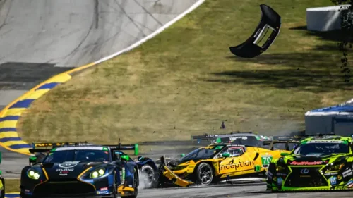 車の事故、フェラーリとランボルギーニが大破：写真