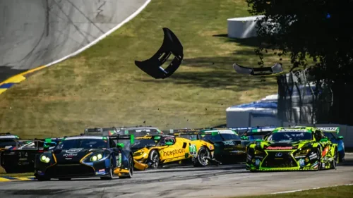 車の事故、フェラーリとランボルギーニが大破：写真