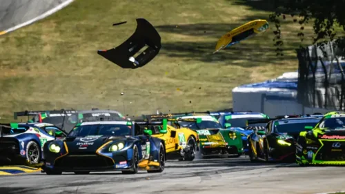 車の事故、フェラーリとランボルギーニが大破：写真