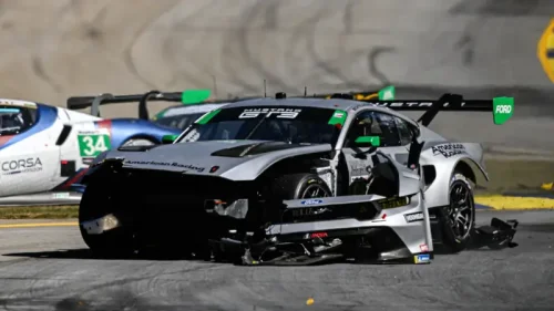 車の事故、フェラーリとランボルギーニが大破：写真