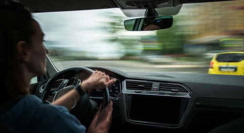 Nada de girar todo el volante de golpe: expertos explican cómo debes conducir para dominar las curvas cerradas en pendientes descendientes