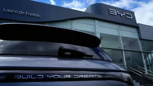 En BYD no están para muchas risas. La marca de coches eléctricos se desploma en beneficios. La guerra de precios preocupa hasta a su Gobierno