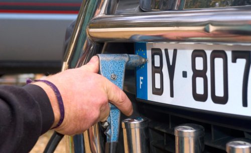 Si te cruzas con un coche con matrícula de color, deberías saber esto