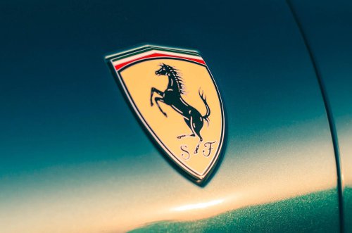 Los significados detrás de los emblemas de tus coches favoritos