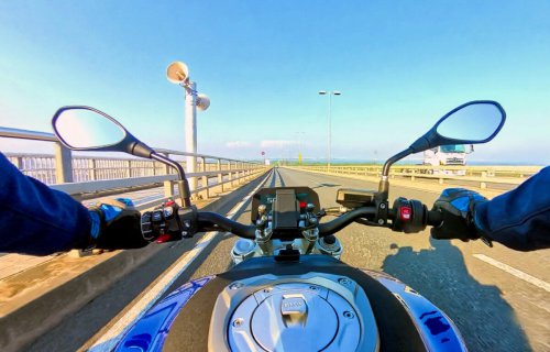 軽さは正義！ 誰もが気軽に乗れるオールラウンドバイク BMW R1300R(ASA仕様)は街中からワインディングまでどこでも楽しい