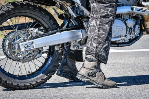 新型400cc『DR-Z4S』の第一印象……オフロードコース限定では“ほぼエンデューロバイク”にしか思えないんだが……【SUZUKI DR-Z4S／DRZ-4SM 試乗インプレ・レビュー DR-Z4S②】