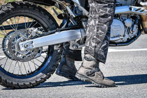 新型400cc『DR-Z4S』の第一印象……オフロードコース限定では“ほぼエンデューロバイク”にしか思えないんだが……【SUZUKI DR-Z4S／DRZ-4SM 試乗インプレ・レビュー DR-Z4S②】