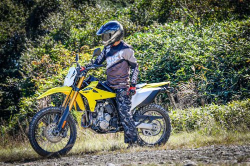 新型400cc『DR-Z4S』の第一印象……オフロードコース限定では“ほぼエンデューロバイク”にしか思えないんだが……【SUZUKI DR-Z4S／DRZ-4SM 試乗インプレ・レビュー DR-Z4S②】