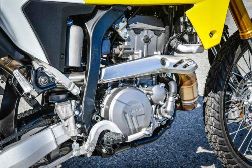 新型400cc『DR-Z4S』の第一印象……オフロードコース限定では“ほぼエンデューロバイク”にしか思えないんだが……【SUZUKI DR-Z4S／DRZ-4SM 試乗インプレ・レビュー DR-Z4S②】