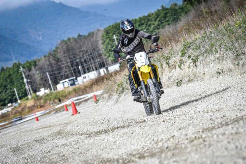 新型400cc『DR-Z4S』の第一印象……オフロードコース限定では“ほぼエンデューロバイク”にしか思えないんだが……【SUZUKI DR-Z4S／DRZ-4SM 試乗インプレ・レビュー DR-Z4S②】
