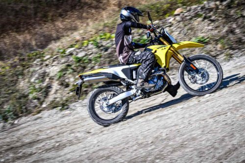新型400cc『DR-Z4S』の第一印象……オフロードコース限定では“ほぼエンデューロバイク”にしか思えないんだが……【SUZUKI DR-Z4S／DRZ-4SM 試乗インプレ・レビュー DR-Z4S②】