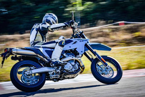 新型『DR-Z4SM』はモタードっていうより独自路線の「スズキ流400ccスーパースポーツ」だと考えるとしっくりくる【SUZUKI DR-Z4S／DRZ-4SM 試乗インプレ・レビュー DR-Z4SM③】