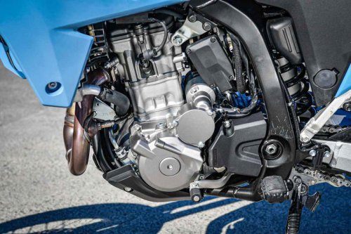 新型『DR-Z4SM』はモタードっていうより独自路線の「スズキ流400ccスーパースポーツ」だと考えるとしっくりくる【SUZUKI DR-Z4S／DRZ-4SM 試乗インプレ・レビュー DR-Z4SM③】