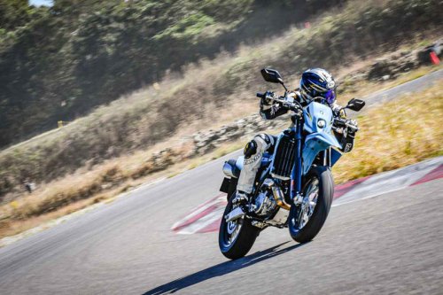 新型『DR-Z4SM』はモタードっていうより独自路線の「スズキ流400ccスーパースポーツ」だと考えるとしっくりくる【SUZUKI DR-Z4S／DRZ-4SM 試乗インプレ・レビュー DR-Z4SM③】