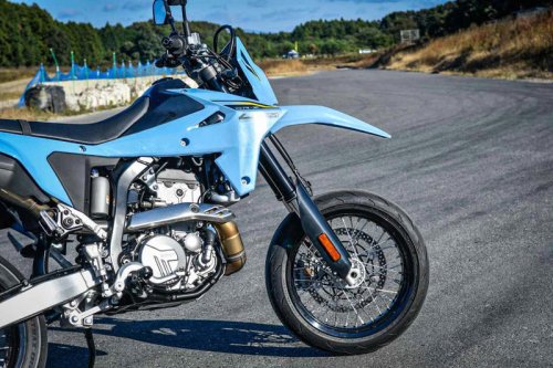 新型『DR-Z4SM』はモタードっていうより独自路線の「スズキ流400ccスーパースポーツ」だと考えるとしっくりくる【SUZUKI DR-Z4S／DRZ-4SM 試乗インプレ・レビュー DR-Z4SM③】