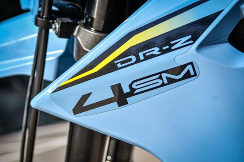 新型『DR-Z4SM』はモタードっていうより独自路線の「スズキ流400ccスーパースポーツ」だと考えるとしっくりくる【SUZUKI DR-Z4S／DRZ-4SM 試乗インプレ・レビュー DR-Z4SM③】