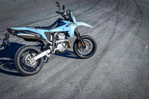 新型『DR-Z4SM』はモタードっていうより独自路線の「スズキ流400ccスーパースポーツ」だと考えるとしっくりくる【SUZUKI DR-Z4S／DRZ-4SM 試乗インプレ・レビュー DR-Z4SM③】