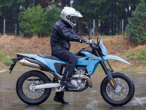【レビュー】スズキ「DR-Z4SM」インプレ｜400ccクラスの新たな潮流 自由で爽快！胸の空く単気筒スポーツ