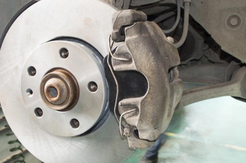 電気自動車ブレーキに潜む“時限爆弾”、知らぬ間に寿命半減