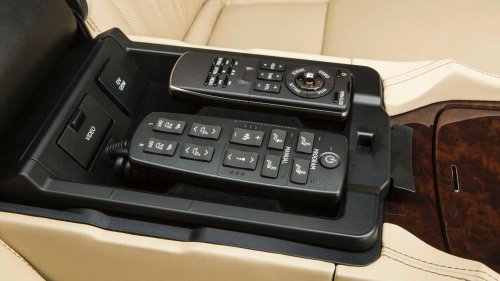 This 10-year-old luxury sedan still embarrasses new interiors