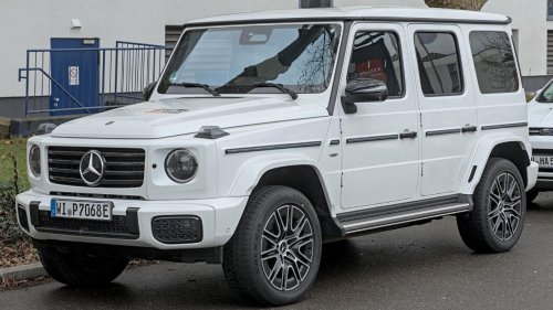 10 vehicles that quietly survived trends that killed competitors