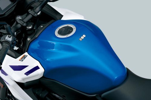 新型『SV-7GX』は足つき良好なだけじゃない！ 空力も前後サスペンションもタンク容量も装備もロングツーリングに本気だ！【スズキのバイク！ の新車ニュース／EICMA2025】