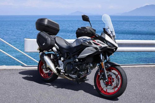 新型『SV-7GX』は足つき良好なだけじゃない！ 空力も前後サスペンションもタンク容量も装備もロングツーリングに本気だ！【スズキのバイク！ の新車ニュース／EICMA2025】
