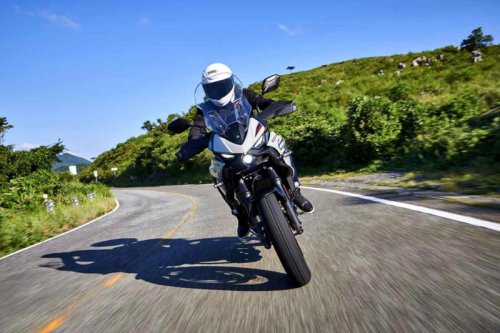 新型『SV-7GX』は足つき良好なだけじゃない！ 空力も前後サスペンションもタンク容量も装備もロングツーリングに本気だ！【スズキのバイク！ の新車ニュース／EICMA2025】