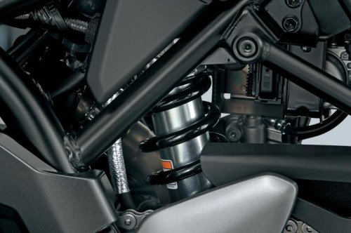 新型『SV-7GX』は足つき良好なだけじゃない！ 空力も前後サスペンションもタンク容量も装備もロングツーリングに本気だ！【スズキのバイク！ の新車ニュース／EICMA2025】