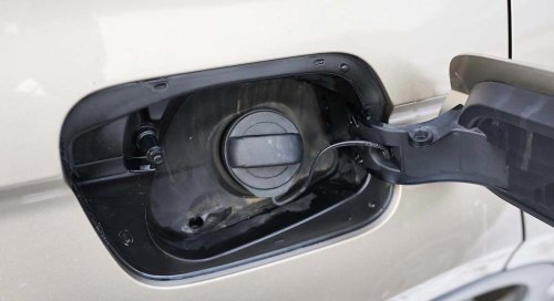 La razón por la cual algunos coches llevan el tapón del depósito a la derecha y otros a la izquierda: no es casualidad