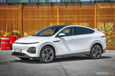 XPeng, XPeng P7, El Xpeng P7+ irrumpe en España con una receta que descoloca al eléctrico premium: más de 5 metros por menos de 41.000 euros