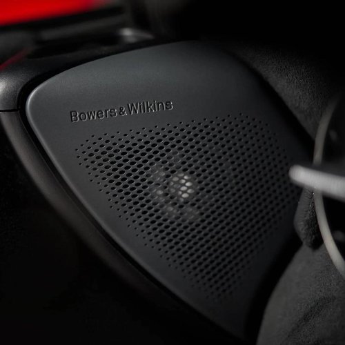 El país ha endurecido las normas en el coche, poniendo multas por las pantallas y la música alta