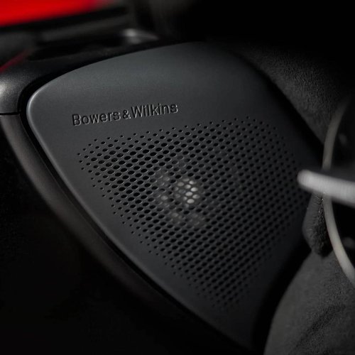 El país ha endurecido las normas en el coche, poniendo multas por las pantallas y la música alta