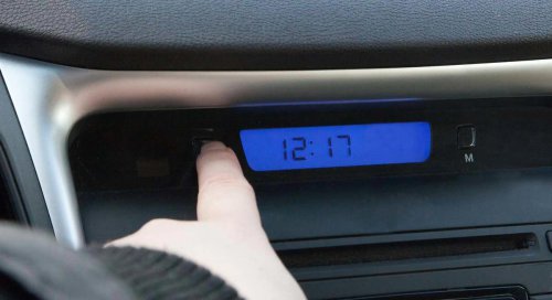 Cambio de hora en España 2025: así puedes ajustar el reloj del coche en menos de un minuto