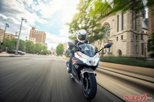 新カラーでさらに美しく!! カワサキ「Ninja 400」2025年モデル登場！