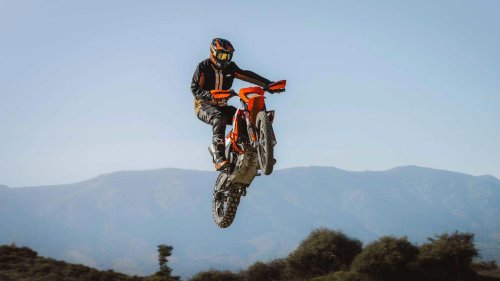 This analog motorcycle can run for more than 100,000 miles without breaking a sweat