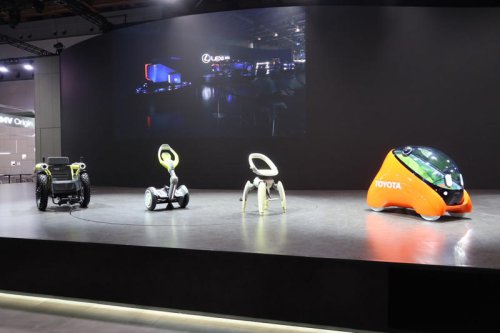 トヨタが次世代の「カローラ」を公開 レクサスの6輪ミニバンや新しいセンチュリーも発表【ジャパンモビリティショー2025】