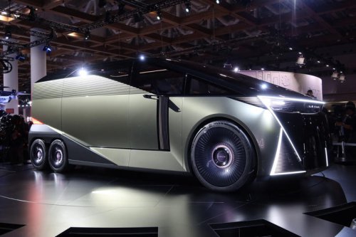 トヨタが次世代の「カローラ」を公開 レクサスの6輪ミニバンや新しいセンチュリーも発表【ジャパンモビリティショー2025】